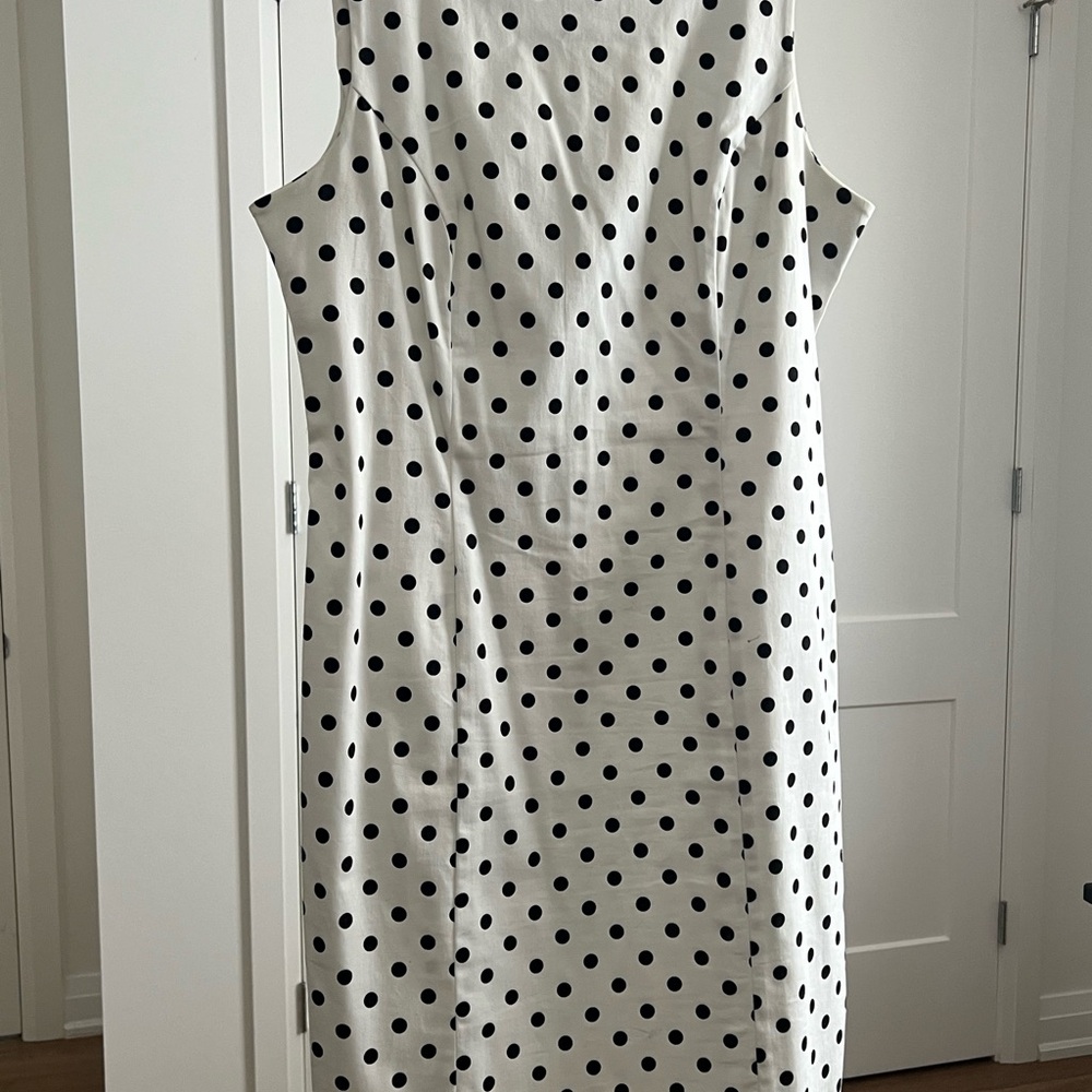 Elegant Black and White V-Neck Sheath Midi Dress
